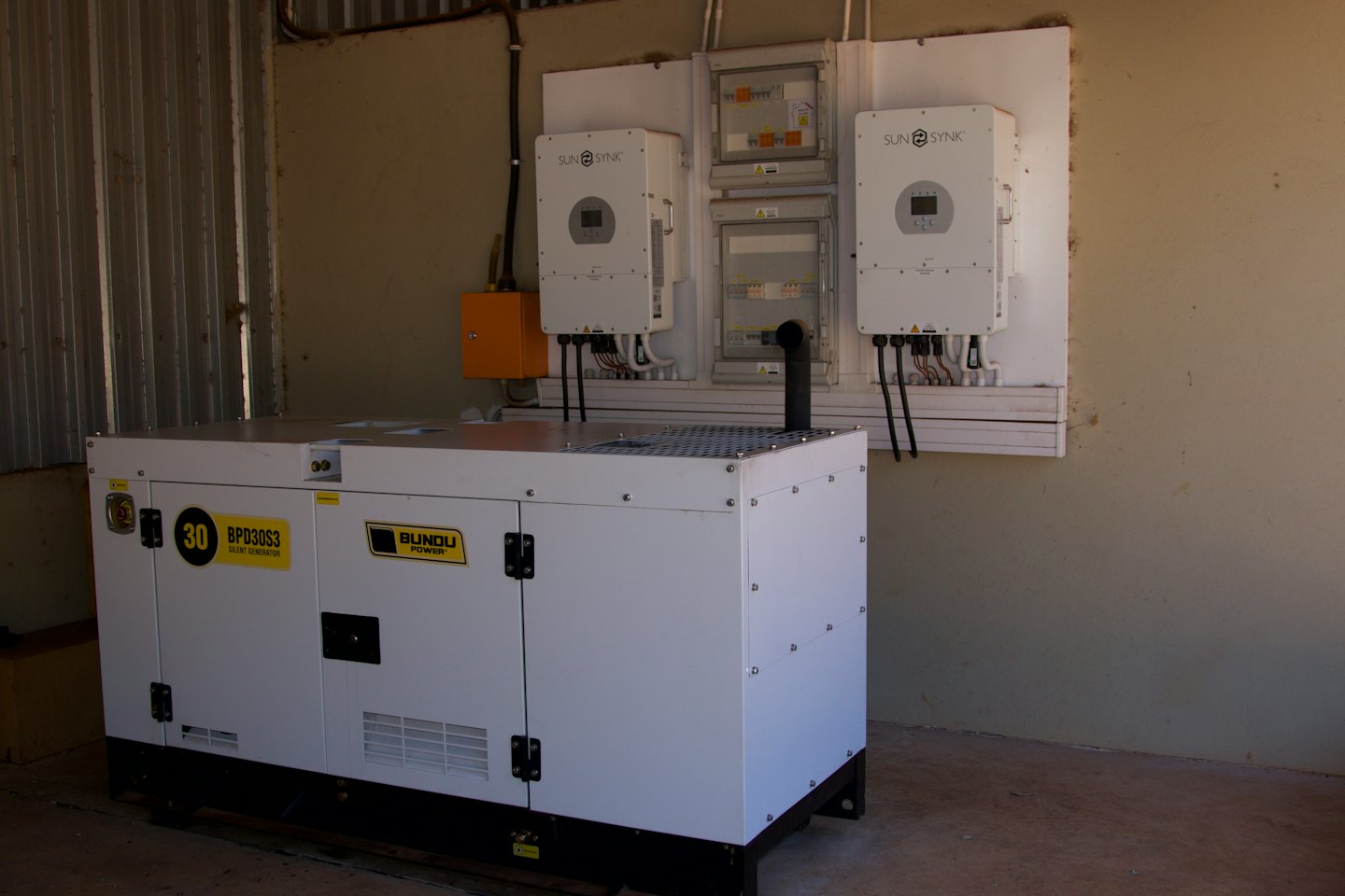 Industriële generator met zonne-omvormers en verdeelkasten.
