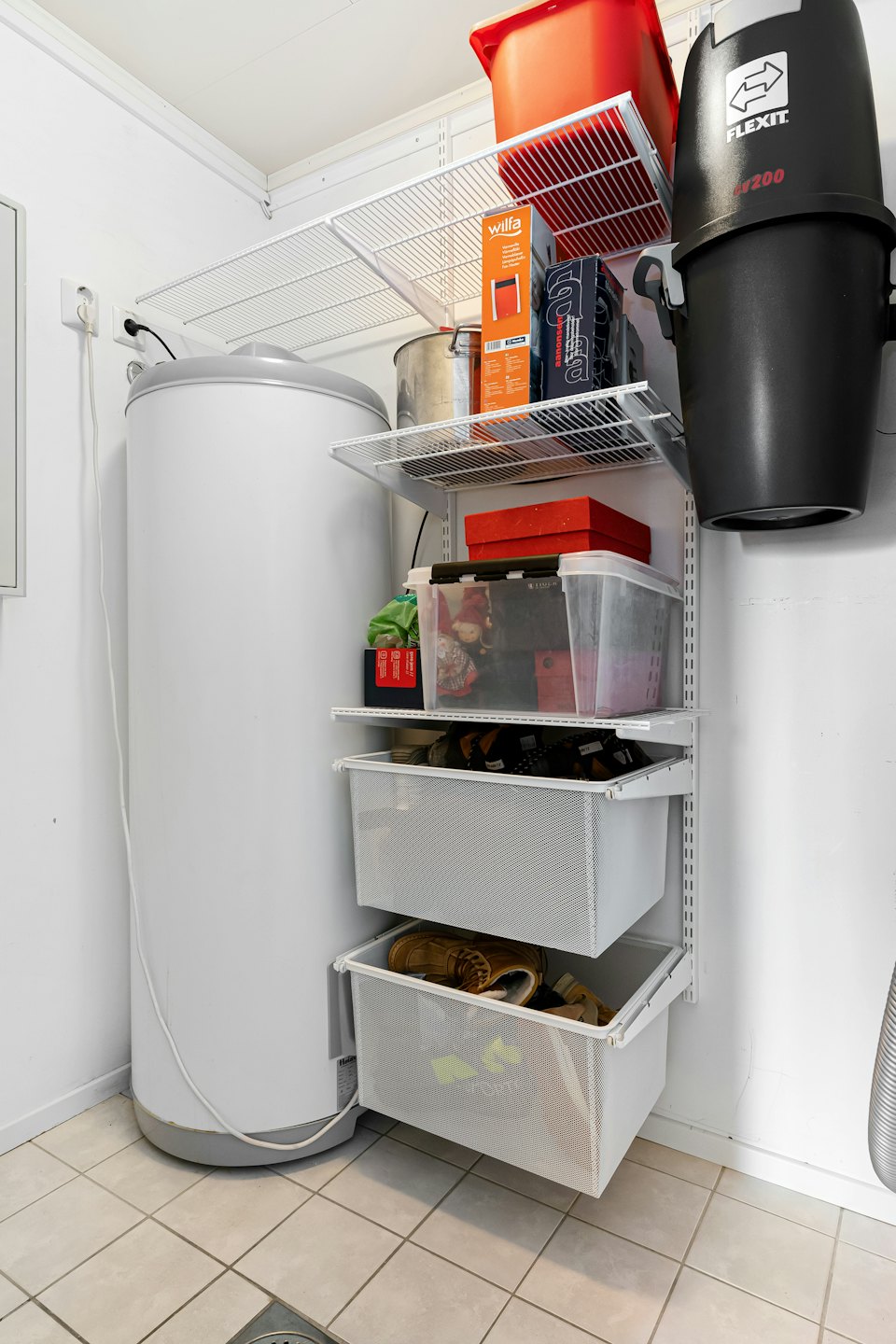 Warmwaterboiler en opslagplanken vol huishoudelijke artikelen.